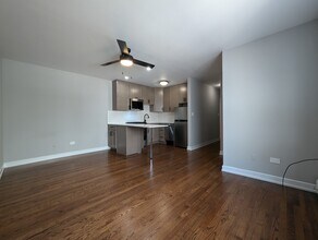 524 W Oakdale Ave, Unit 305 in Chicago, IL - Building Photo - Building Photo