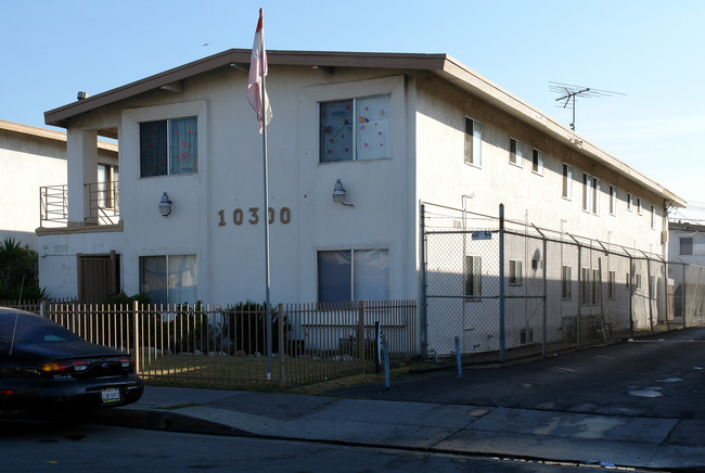 10216-10300 Felton Ave in Inglewood, CA - Foto de edificio - Building Photo