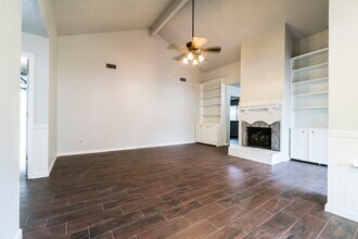 10746 Lakewood Oaks Dr in Sugar Land, TX - Building Photo - Building Photo