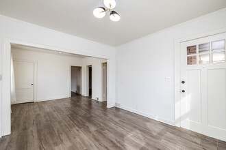 2816 N Mobile Ave in Chicago, IL - Building Photo - Building Photo