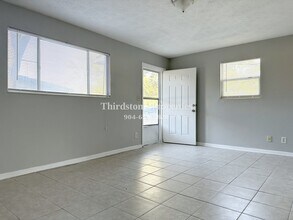 2428 Miss Muffet Ln W in Jacksonville, FL - Building Photo - Building Photo