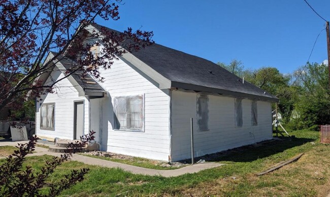 1608 S Elm St in Sherman, TX - Building Photo - Building Photo