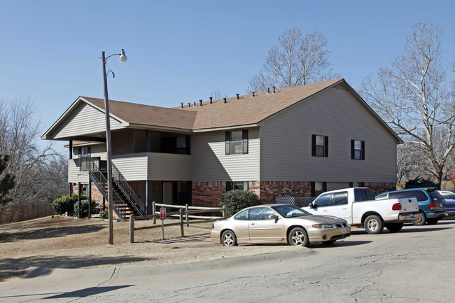 Woodpark Apartments in Guthrie, OK - Foto de edificio - Building Photo