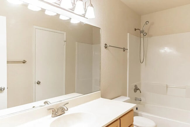 565 Lincoln Ave in Modesto, CA - Building Photo - Building Photo