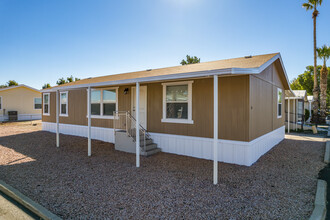 Paradise Groves Manufactured Home Community in Glendale, AZ - Building Photo - Building Photo