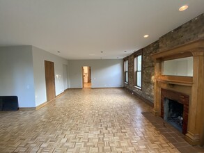 325 W Wisconsin St, Unit 2W in Chicago, IL - Building Photo - Building Photo