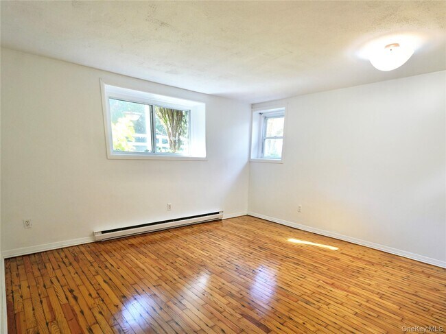 2 Dunes Ln in Port Washington, NY - Building Photo - Building Photo