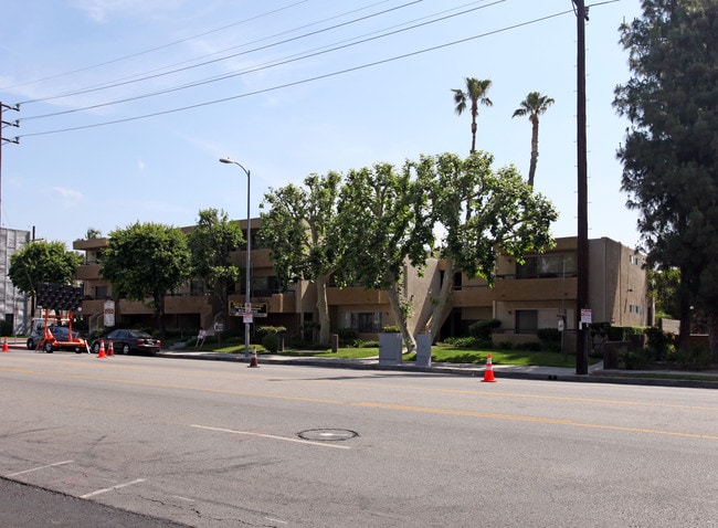 Blue North in Reseda, CA - Foto de edificio - Building Photo
