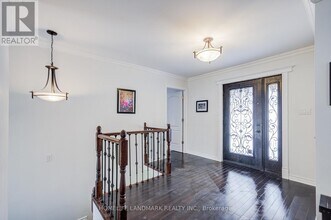 9 Shasta Dr in Vaughan, ON - Building Photo - Building Photo