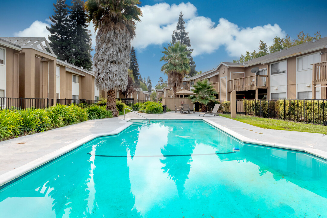 Lund Garden Apartments in Hayward, CA - Building Photo