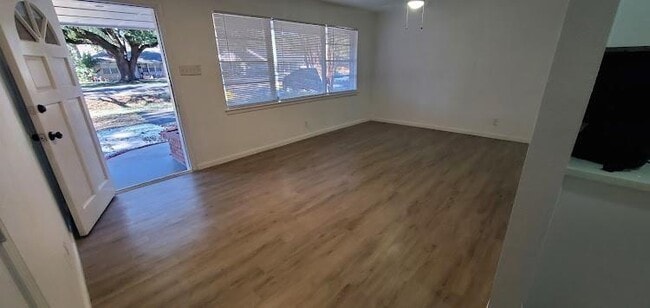 3202 Hollister St in Houston, TX - Building Photo - Building Photo