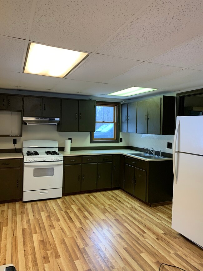 99 Betts Rd in Rochester, NH - Foto de edificio - Building Photo