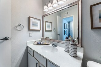 2561 S Iris St in Lakewood, CO - Building Photo - Building Photo