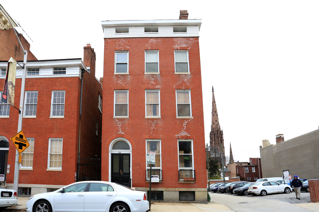 214 W Monument St in Baltimore, MD - Building Photo