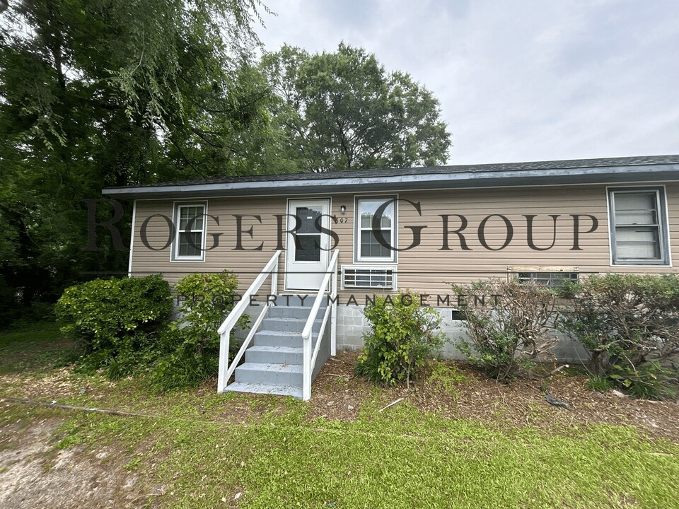 807-809 Hughes St in Henderson, NC - Building Photo