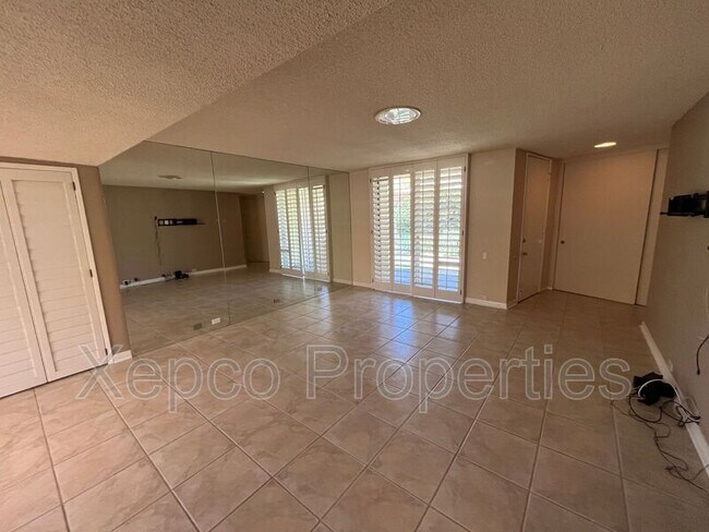 221 W Stevens Rd in Palm Springs, CA - Foto de edificio - Building Photo