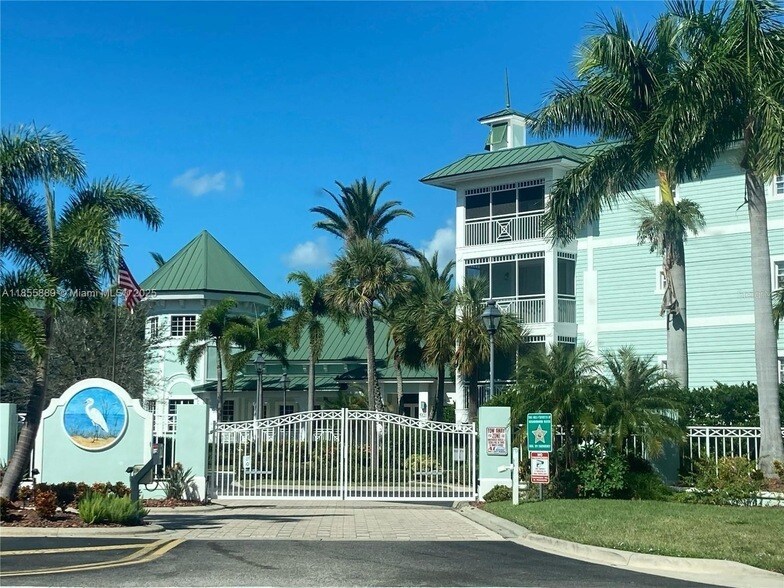 5119 Melbourne St, Unit C304 in Punta Gorda, FL - Foto de edificio