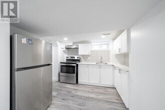 12 Villa Rd in Toronto, ON - Building Photo - Building Photo