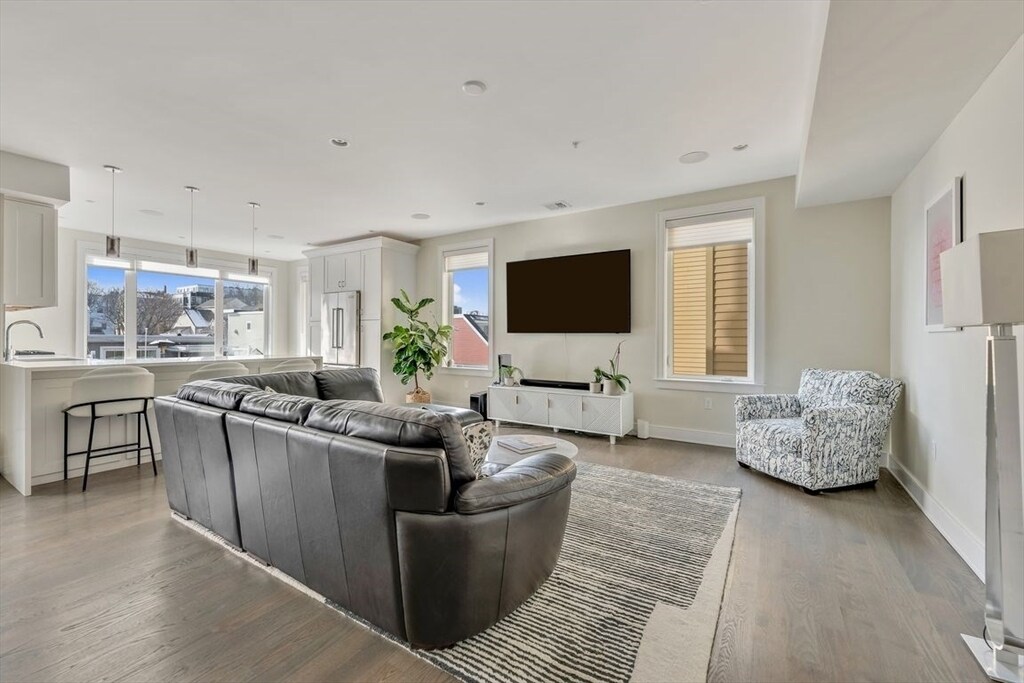 405 W First St in Boston, MA - Building Photo