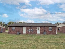 24-424 Thompsonville Ln in Oak Grove, KY - Building Photo
