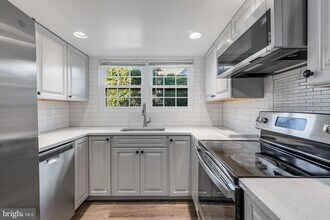 110 Prosperity Ave SE in Leesburg, VA - Building Photo - Building Photo