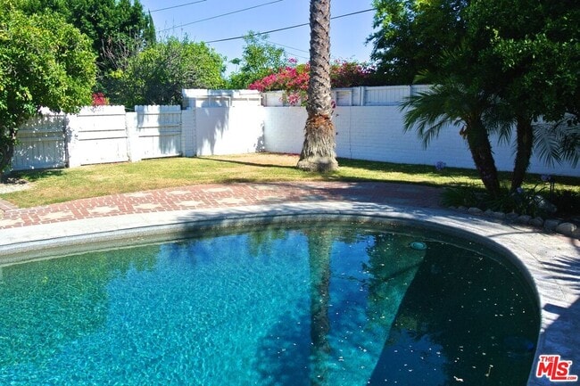 12214 Emelita St in Los Angeles, CA - Building Photo - Building Photo