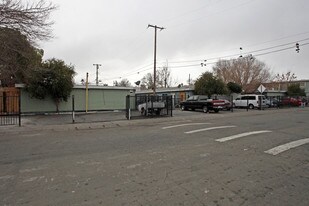 656-670 Bowles St in Sacramento, CA - Building Photo