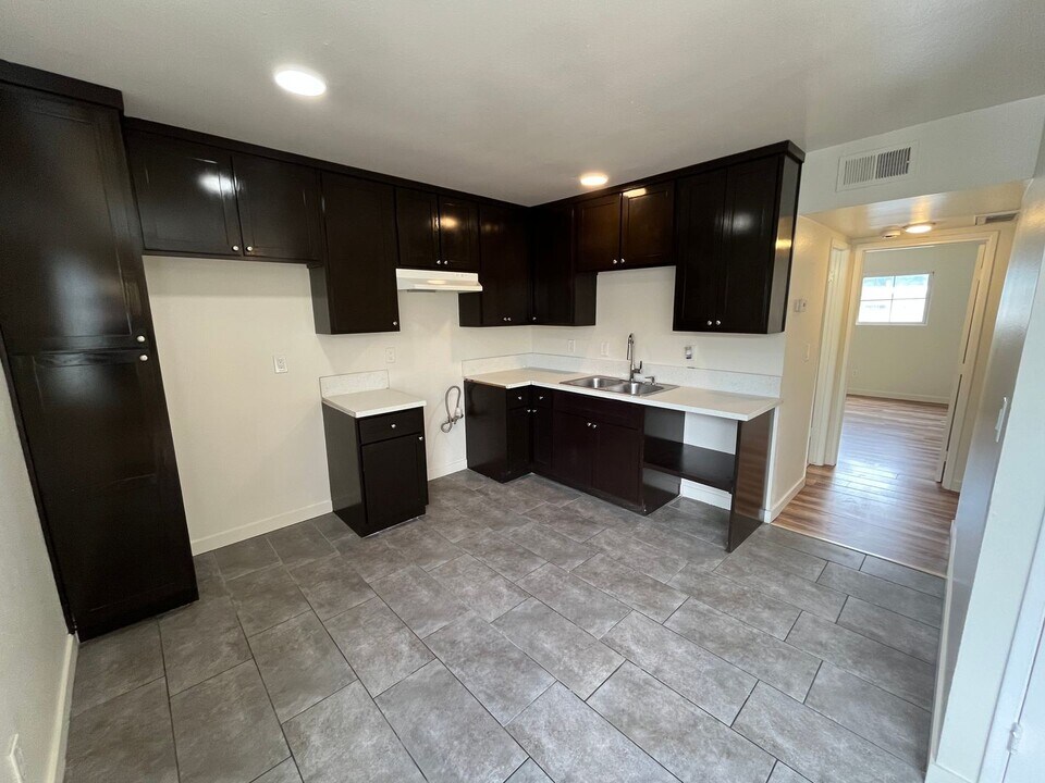 8517 Cedros Ave in Los Angeles, CA - Building Photo