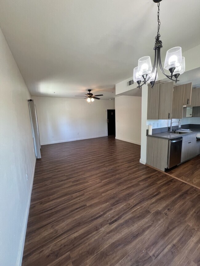 14655 Vanowen St in Van Nuys, CA - Foto de edificio - Building Photo