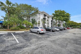 711 N Pine Island Rd in Plantation, FL - Building Photo - Building Photo