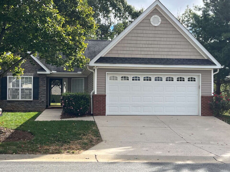 4449 Weatheron Dr in Kernersville, NC - Building Photo