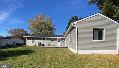 800 S Dogwood St in Sterling, VA - Foto de edificio - Building Photo