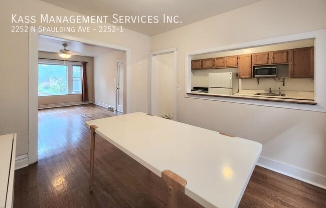 2252 N Spaulding Ave in Chicago, IL - Foto de edificio - Building Photo