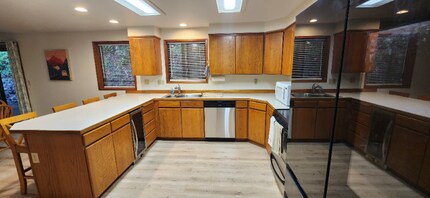 6928 Alpine Dr SW in Olympia, WA - Foto de edificio - Building Photo