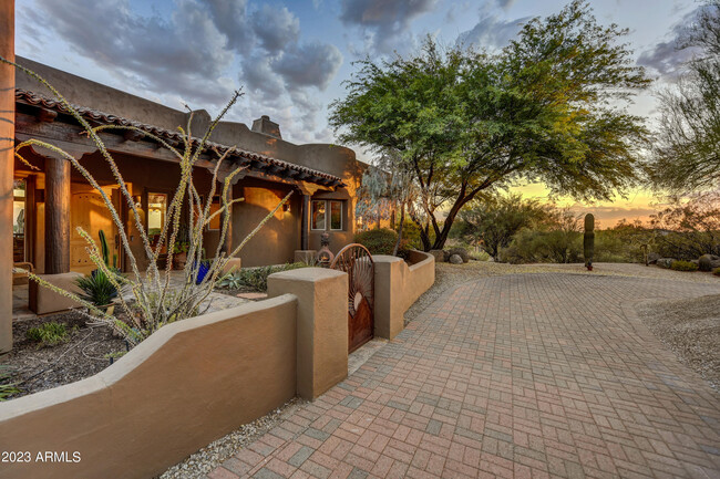 10989 E Taos Dr in Scottsdale, AZ - Foto de edificio - Building Photo