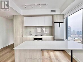 395 Square One Dr in Mississauga, ON - Building Photo - Building Photo