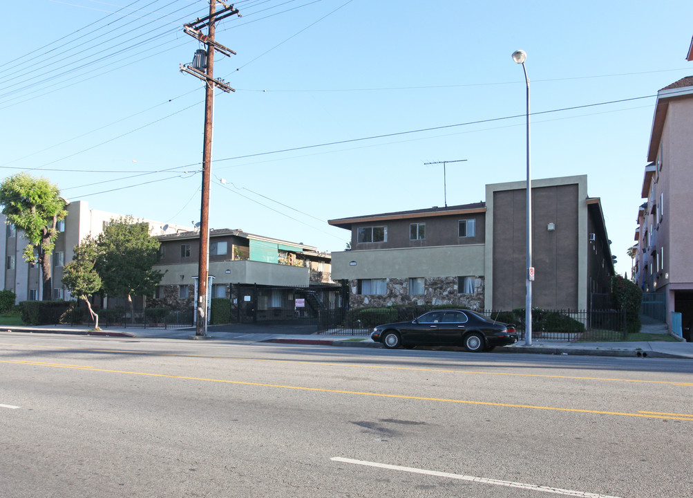 Little Oxnard Apartments in Van Nuys, CA - Building Photo