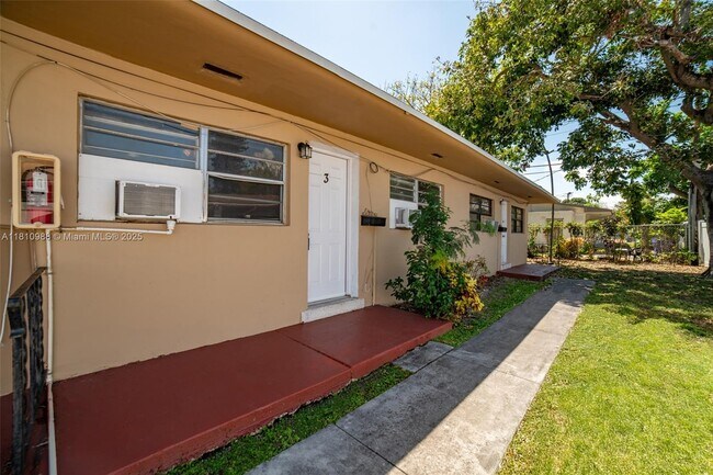 15940 NE 19th Ct in North Miami Beach, FL - Building Photo - Building Photo