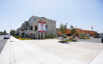 Bonita Village in Pomona, CA - Foto de edificio - Building Photo