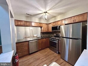 904B Oliphant Ln in Mount Laurel, NJ - Building Photo - Building Photo