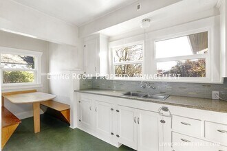 2318 SE 72nd Ave in Portland, OR - Building Photo - Building Photo