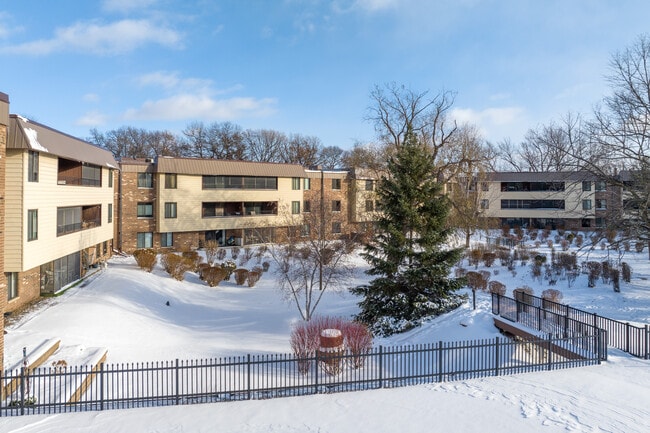 Windwood Condominiums in Edina, MN - Building Photo - Building Photo