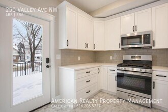 250 Valley Ave NW in Grand Rapids, MI - Building Photo - Building Photo