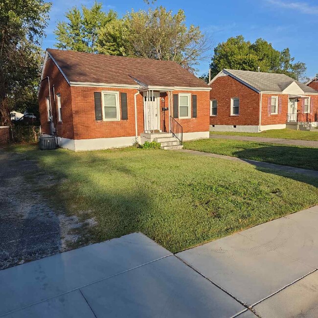 1021 W Indian Trail in Louisville, KY - Building Photo - Building Photo