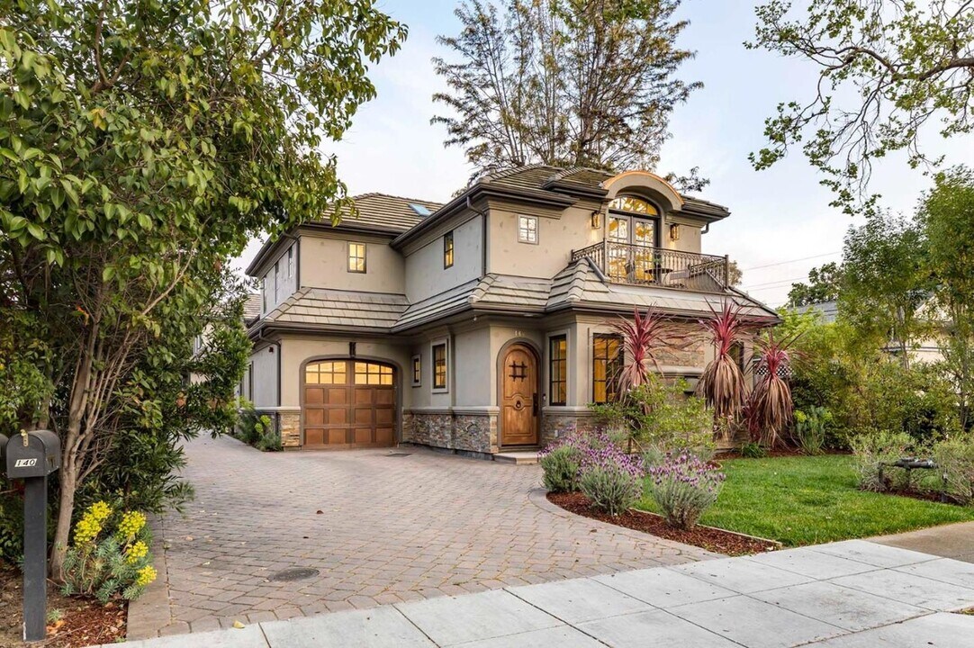140 Tennyson Ave in Palo Alto, CA - Building Photo
