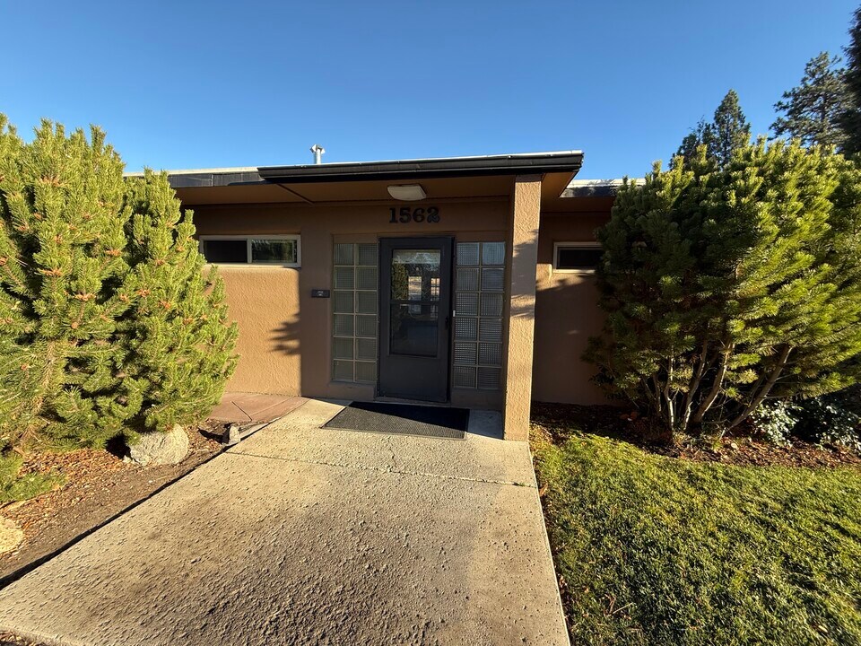 1562 NW 1st St in Bend, OR - Foto de edificio