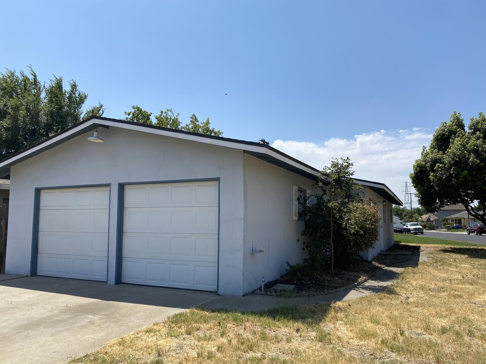 1136 Shasta St in Manteca, CA - Building Photo