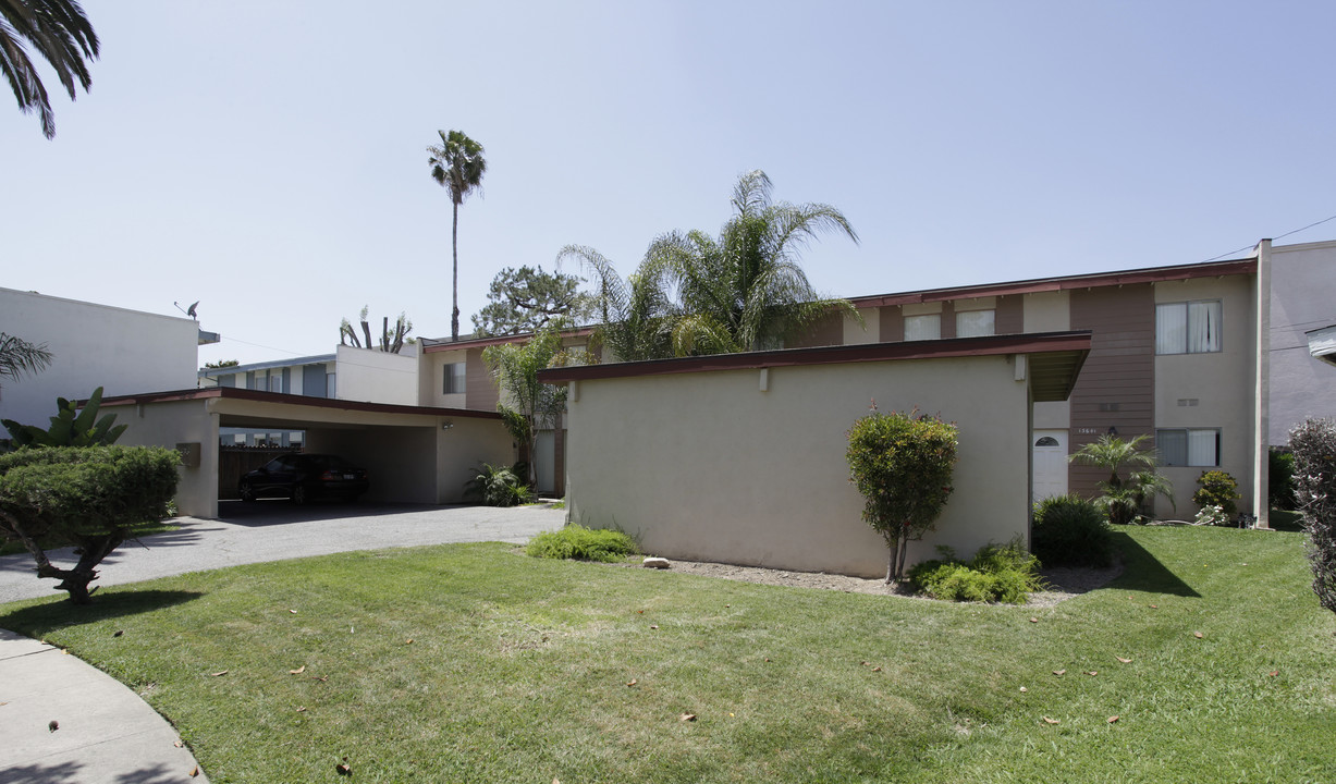 13641-13647 Estero Cir in Tustin, CA - Building Photo