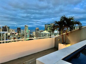 88 SW 7th St in Miami, FL - Building Photo - Building Photo