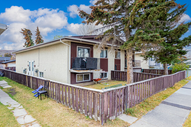 7915B Bowness Rd NW in Calgary, AB - Building Photo - Building Photo